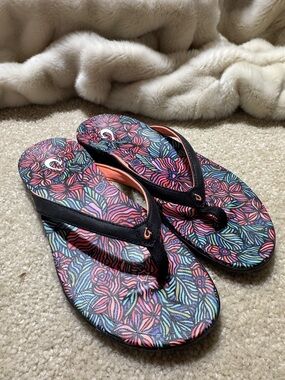 Colorful Floral Print Women's Flip-Flop Sandals - Black Straps
